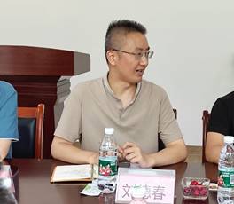 一群男人和女人在桌子前喝饮料描述已自动生成