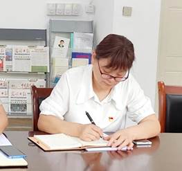 桌子上放着笔记本电脑的人中度可信度描述已自动生成