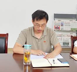桌子上放着笔记本电脑的人中度可信度描述已自动生成
