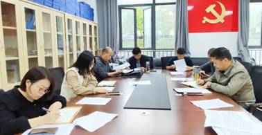 几个人在餐厅里中度可信度描述已自动生成