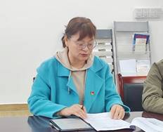 女人看着电脑描述已自动生成