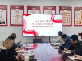 一群人在餐厅里吃桌子上的广告低可信度描述已自动生成