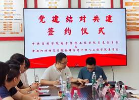 一群人正在用餐聊天中度可信度描述已自动生成