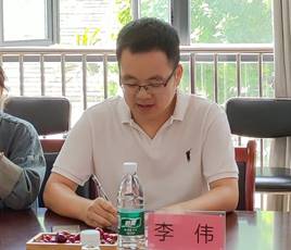 一群人在餐厅里吃东西中度可信度描述已自动生成