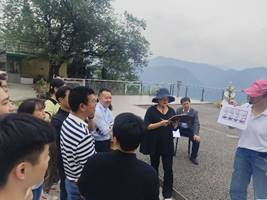 一群人在交谈描述已自动生成