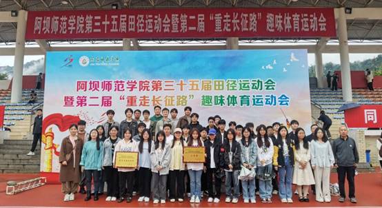 图片包含 建筑, 路, 人, 院子描述已自动生成