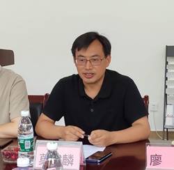 男人和女人坐在桌子前描述已自动生成