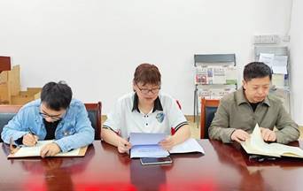 一些人在桌子前中度可信度描述已自动生成