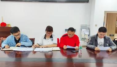 图片包含 人, 桌子, 食物, 男人描述已自动生成