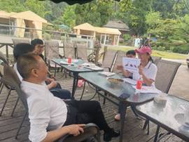 图片包含 人, 户外, 小孩, 桌子描述已自动生成