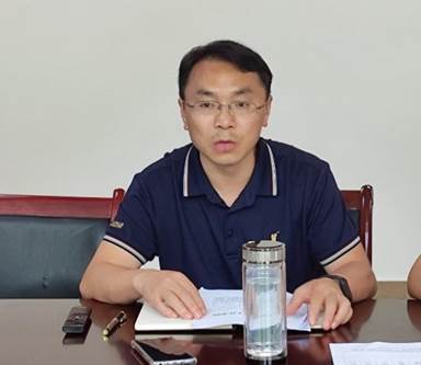 男人和女人在桌子边低可信度描述已自动生成