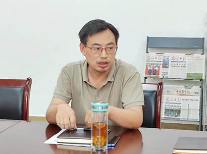 桌子前坐着的人描述已自动生成