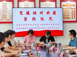 一群人正在用餐聊天描述已自动生成