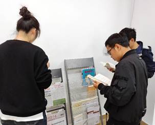 图片包含 人, 男人, 站, 看着描述已自动生成