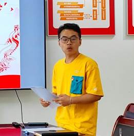 图片包含 人, 男人, 站, 桌子描述已自动生成