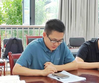 桌子前坐着穿蓝色衣服的男人中度可信度描述已自动生成