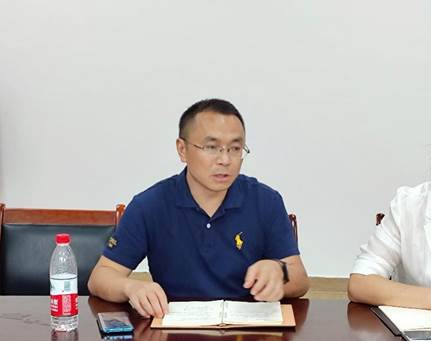 桌子前的男人中度可信度描述已自动生成