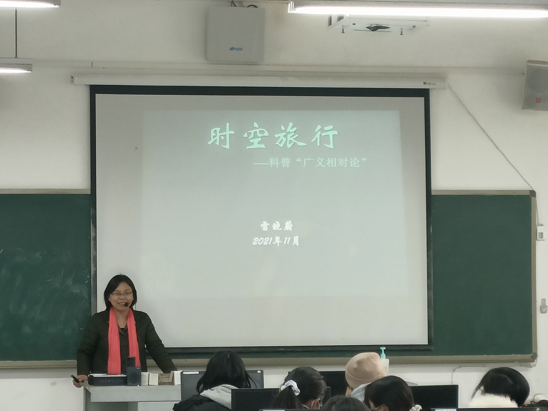 人们在看台上中度可信度描述已自动生成