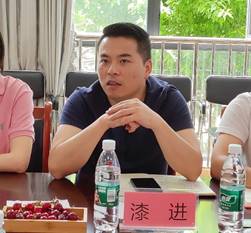 男人和女人在桌子前吃东西低可信度描述已自动生成